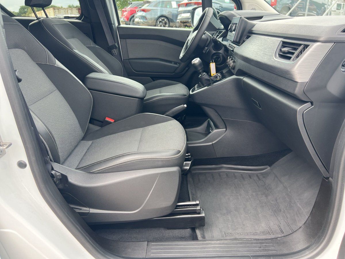 Renault Kangoo Innenraum Fahrersitz mit Mittelkonsole und Schaltgetriebe – modernes Cockpit