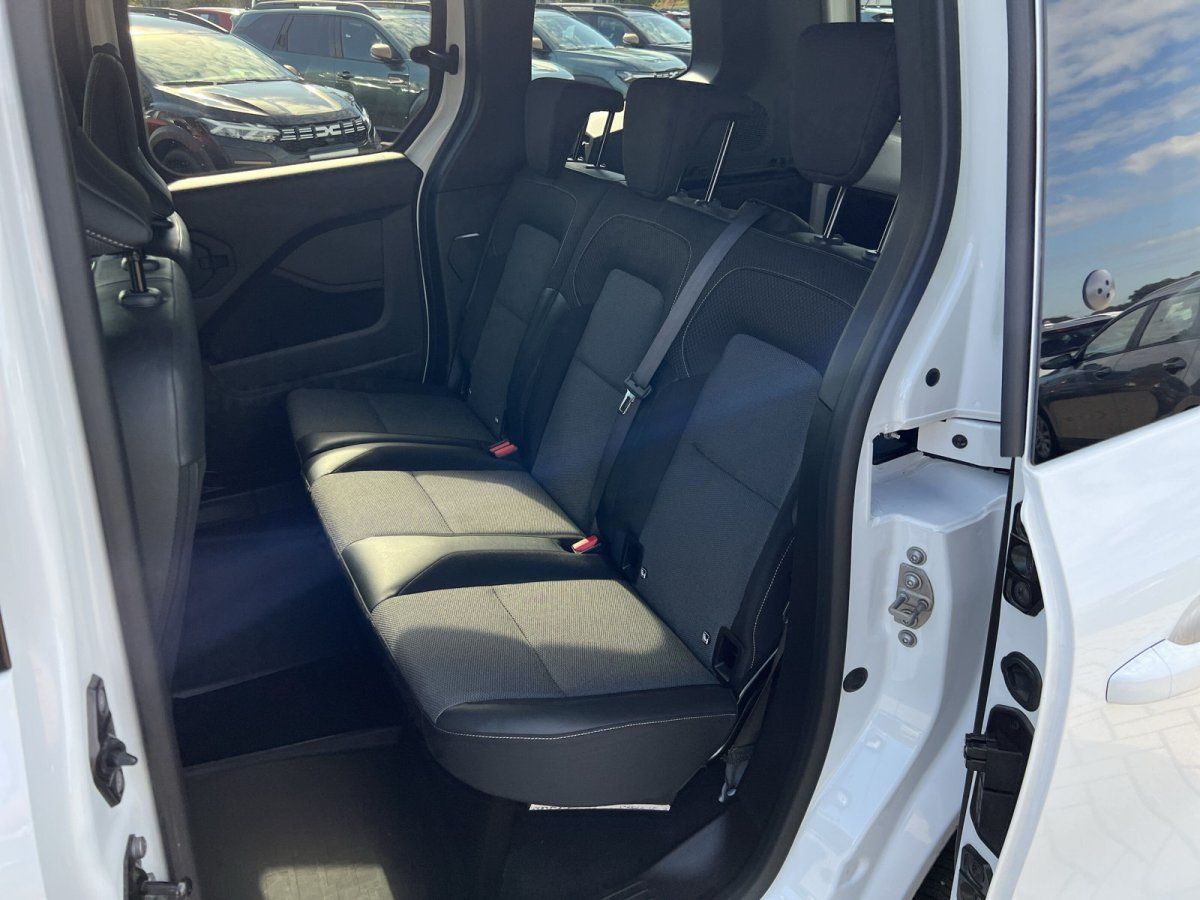 Fahrzeuginnenraum mit dunkelgrauem Dreier-Rücksitz und Sicherheitsgurten, weiße Karosserie