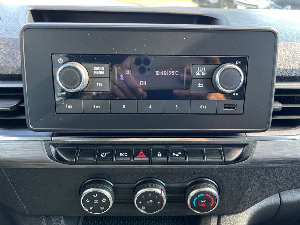 Fahrzeug Innenraum Armaturenbrett mit Infotainment-Display und Klimaanlage im Autohaus