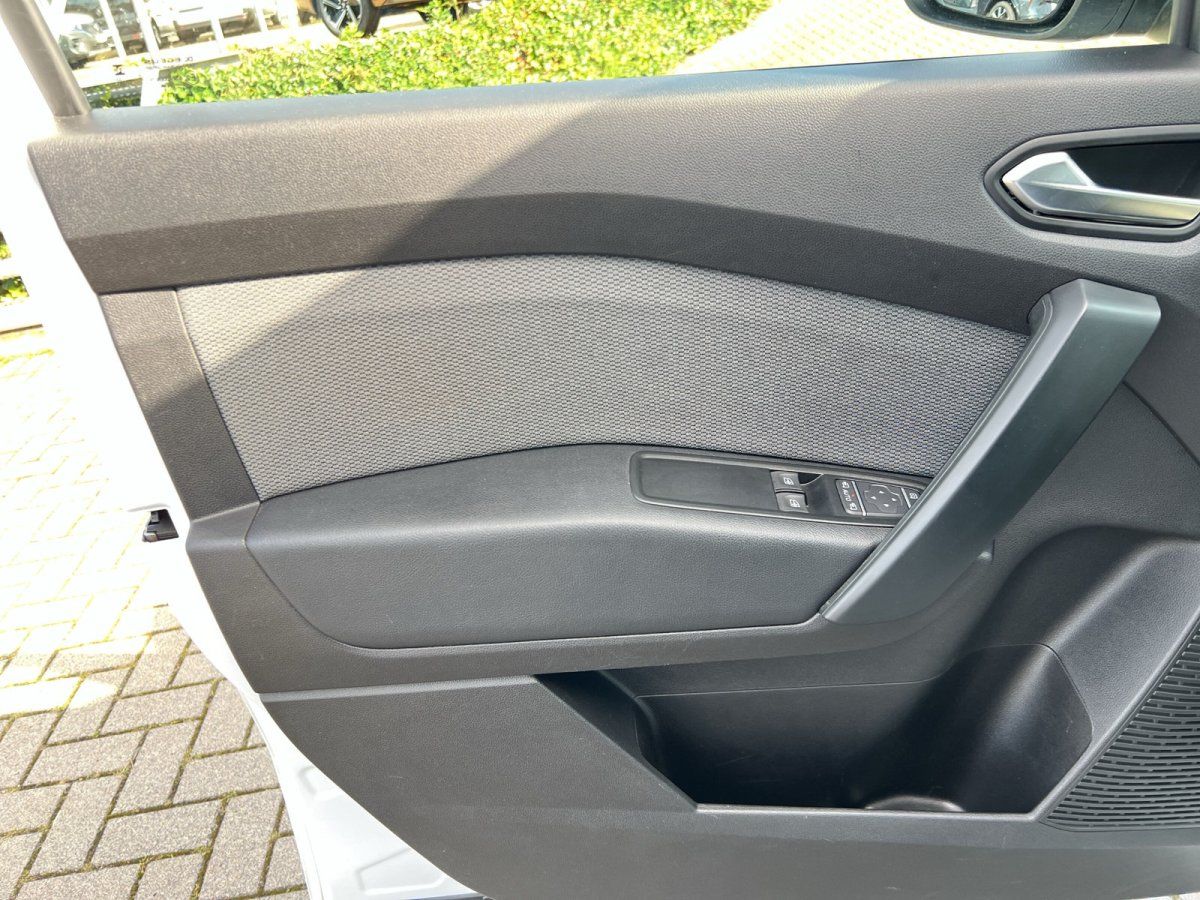 Fahrzeugtür Innenverkleidung grau mit Fensterheber und Lautsprecher im Autohaus