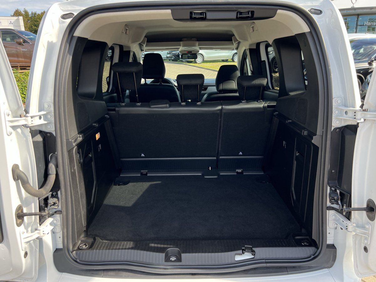 Weißer Van Laderaum geöffnet mit umgeklappten Rücksitzen in Autohaus