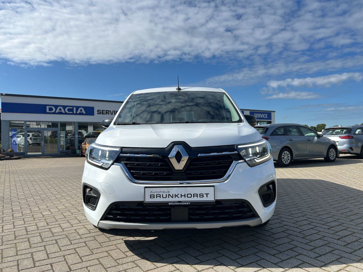 Weißer Renault Kangoo Frontansicht im Autohaus Brunkhorst Showroom