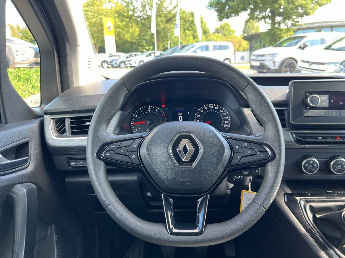 Renault Innenraum mit Lenkrad, Tacho und Infotainment-System in einem Autohaus