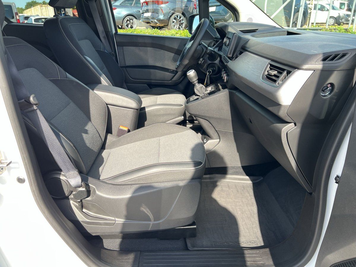 Renault Kangoo Innenraum Fahrersitz mit Schaltgetriebe und Armaturenbrett