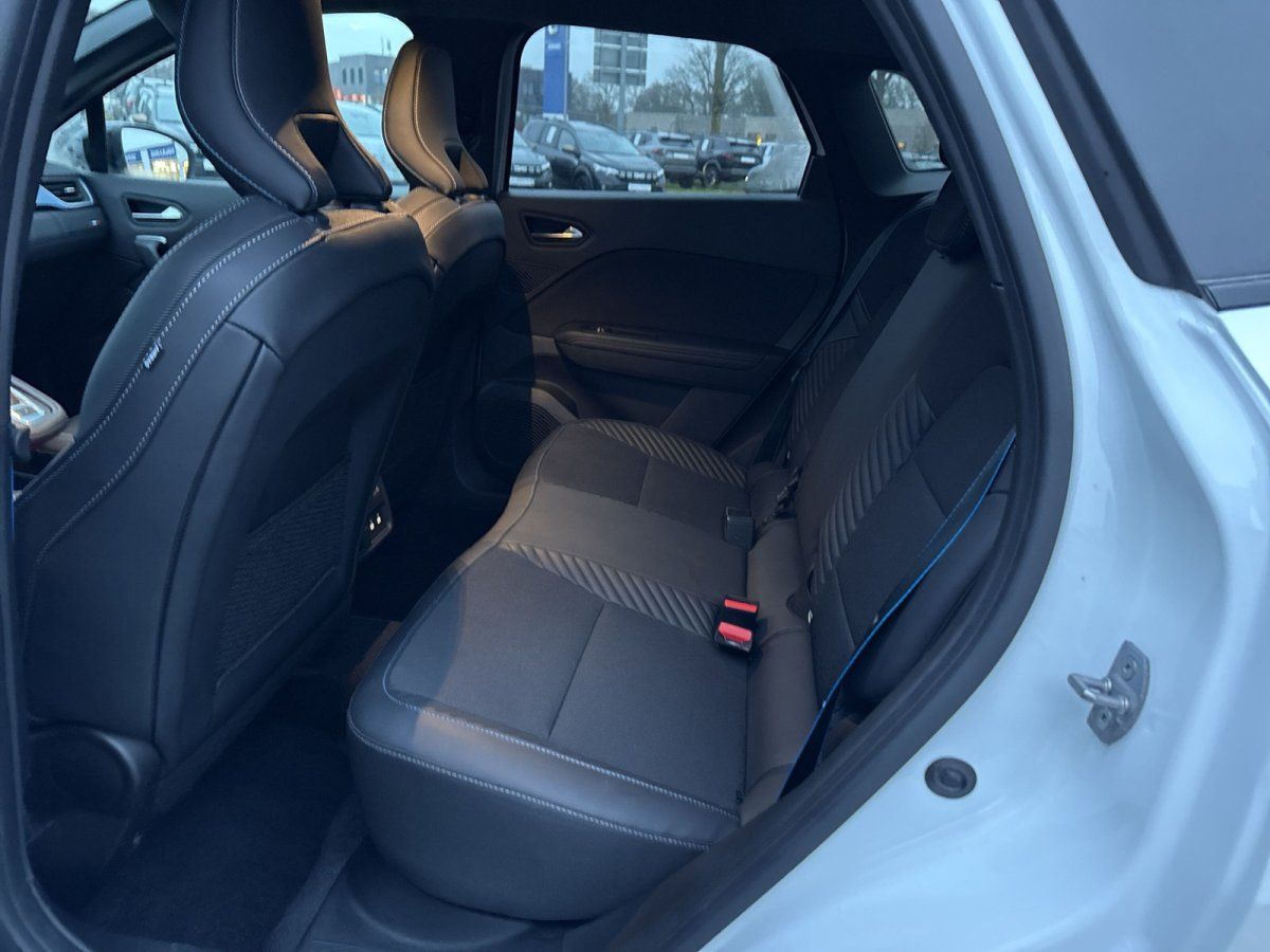 Schwarzes Leder-Interieur Rücksitzbank eines modernen SUV im Autohaus