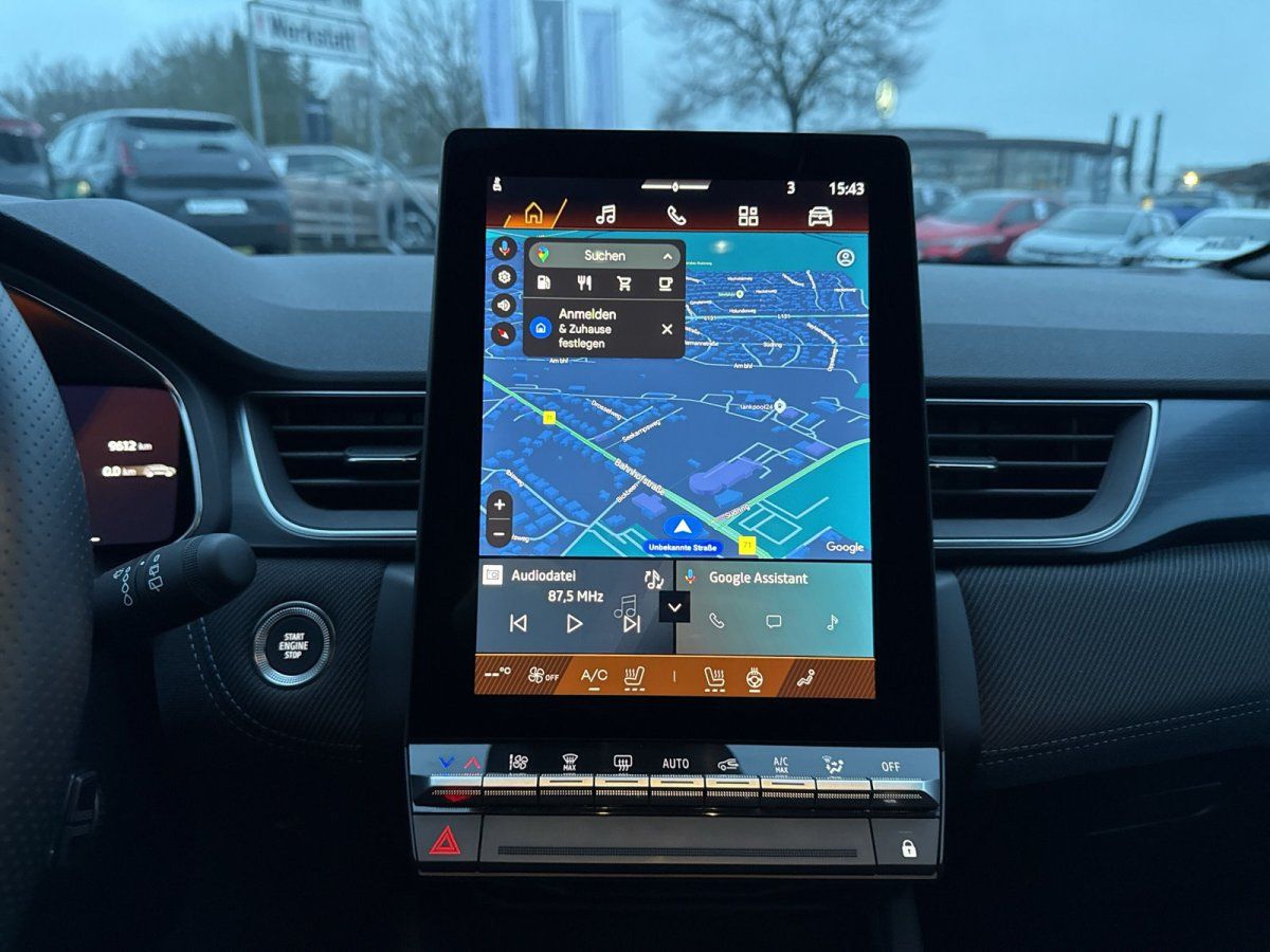 Renault Innenraum mit großem Touchscreen-Infotainmentsystem und Google Maps Navigation