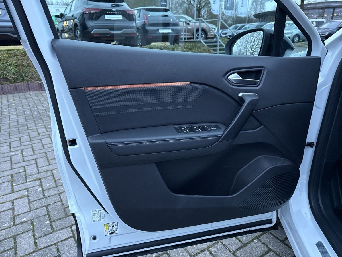 Fahrzeugtür Innenansicht mit dunklem Leder und Ambientebeleuchtung in orange