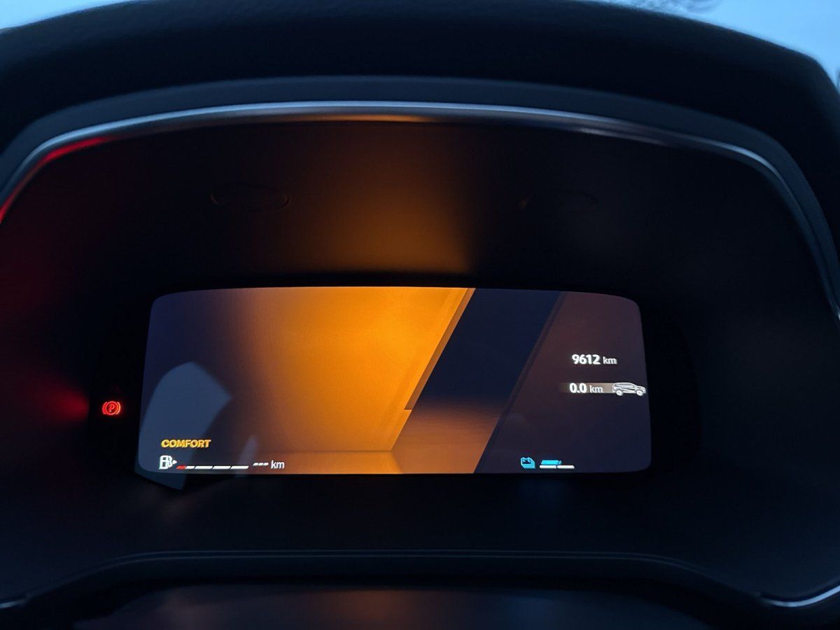 Fahrzeug-Cockpit Digitalarmatur mit 9612 km Kilometerstand und Comfort-Modus im Autohaus