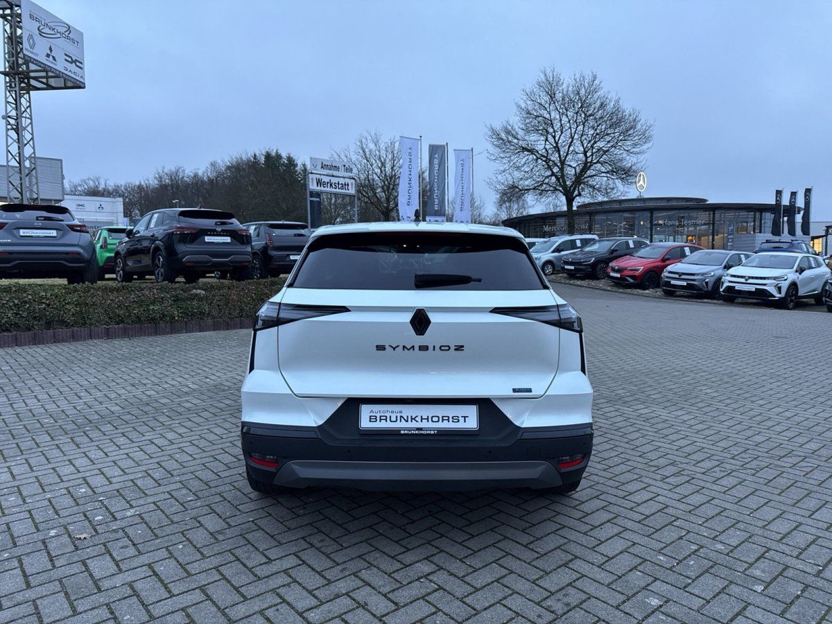 Renault Symbioz in Weiß – Heckansicht im Autohaus Brunkhorst Showroom