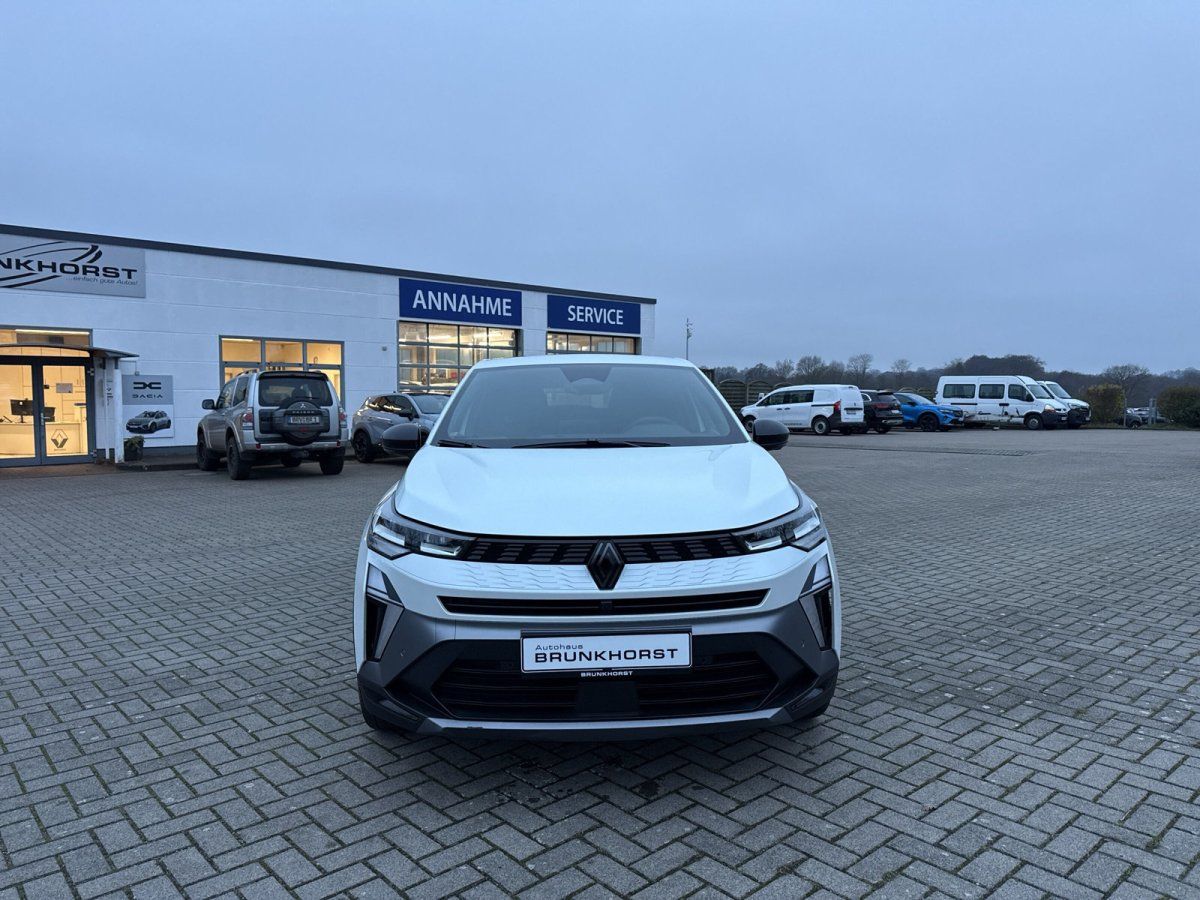Renault Symbioz in Weiß-Grau Frontansicht im Autohaus Brunkhorst Showroom
