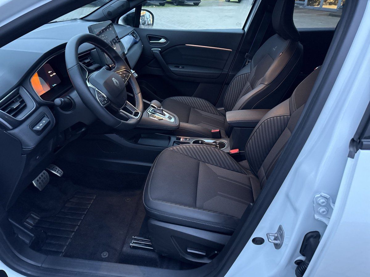 Renault Innenraum mit schwarzen Ledersitzen und braunen Akzenten, modernes Cockpit mit Digitalinstrumenten