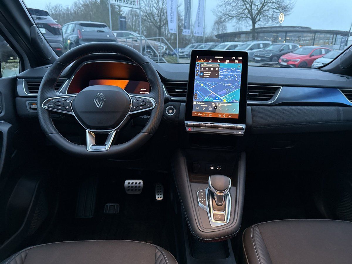 Renault Innenraum mit großem Touchscreen-Navi, braunem Leder und modernem Cockpit