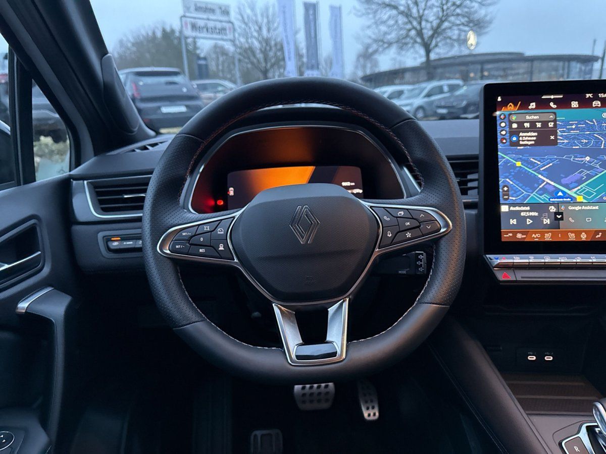 Renault Innenraum mit Lenkrad, digitalem Kombiinstrument und großem Infotainment-Touchscreen