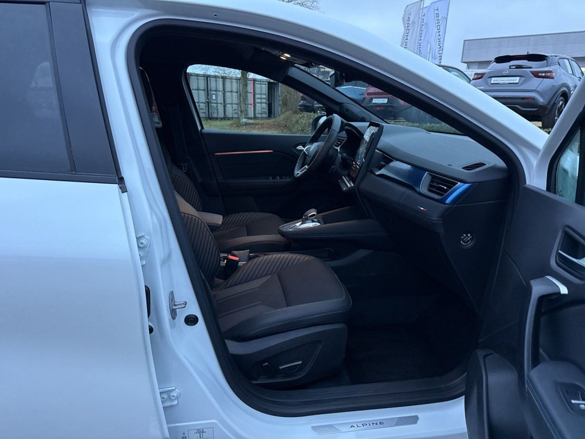 Renault Arkana Alpine Innenraum weiß – Fahrertür geöffnet, Cockpit und Ledersitze im Autohaus