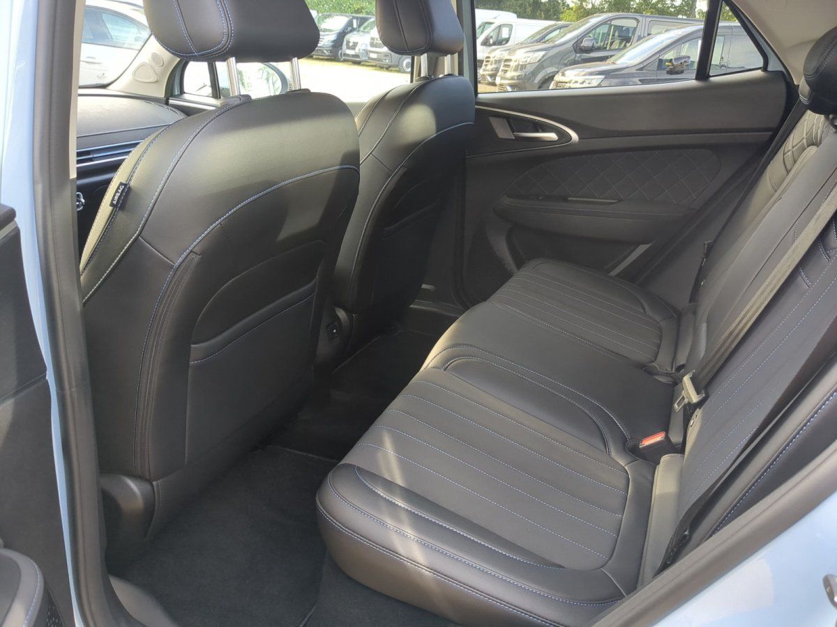 Schwarzes Leder-Interieur Rücksitzbank eines modernen Fahrzeugs im Autohaus