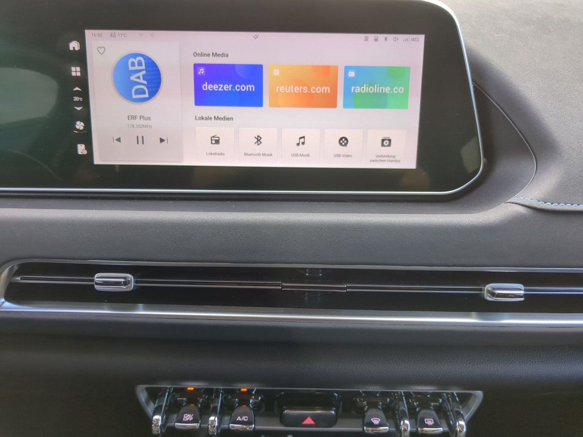 Fahrzeug-Innenraum Cockpit Armaturenbrett mit Klimabedienung im Autohaus