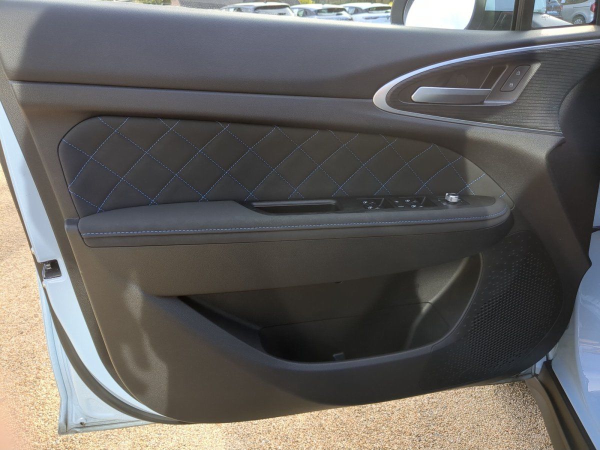Fahrzeug Innenraum Türverkleidung mit schwarzem Leder, Rautensteppung und blauen Ziernähten