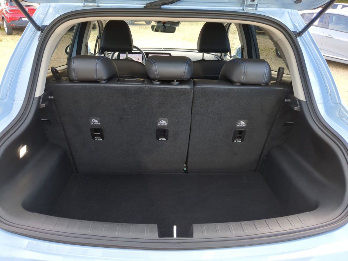 Kofferraum eines hellblauen SUV mit schwarzen Ledersitzen und aufgeklappter Heckklappe