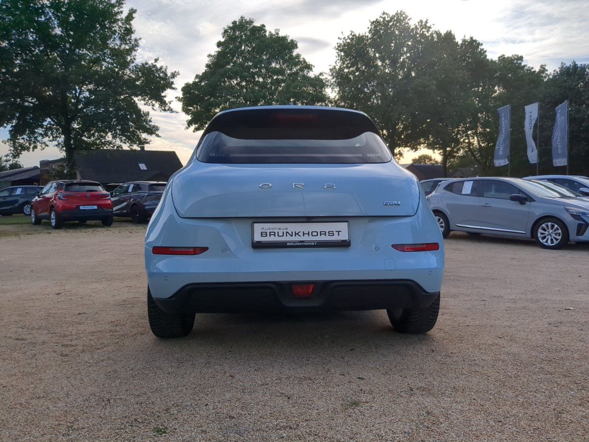 ORA Funky Cat in Hellblau – Heckansicht im Autohaus Brunkhorst