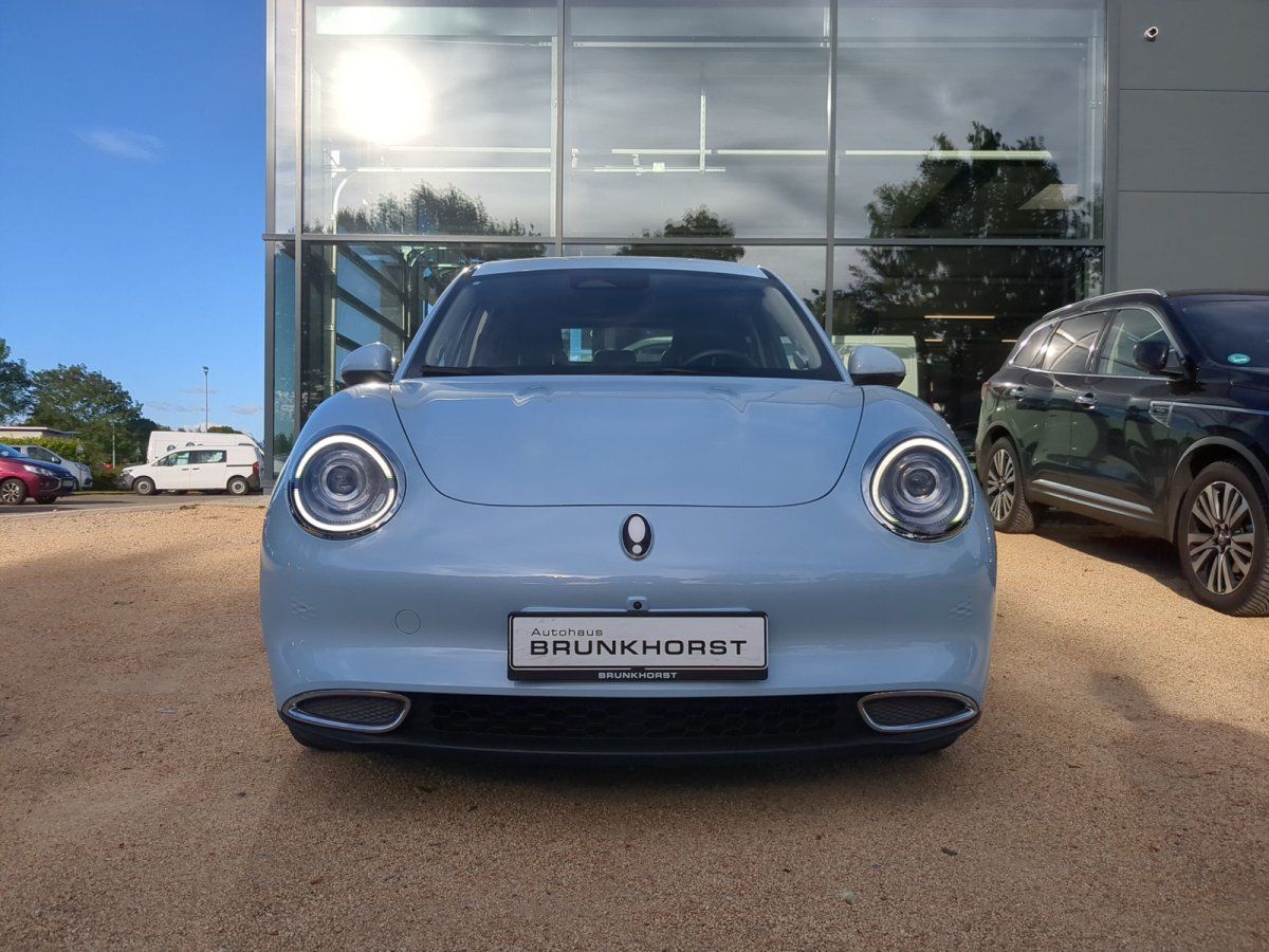 Ora Funky Cat hellblau Frontansicht im Autohaus Brunkhorst Showroom