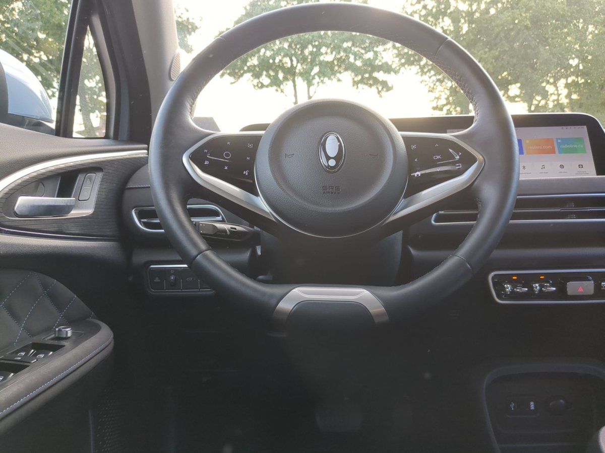 Fahrzeuginnenraum mit Lenkrad, digitalem Kombiinstrument und Infotainment-Touchscreen