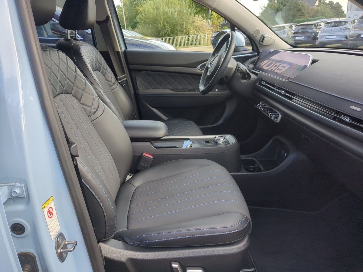 Fahrzeuginnenraum mit schwarzen Ledersitzen und Rautensteppung, modernes Cockpit mit Touchscreen