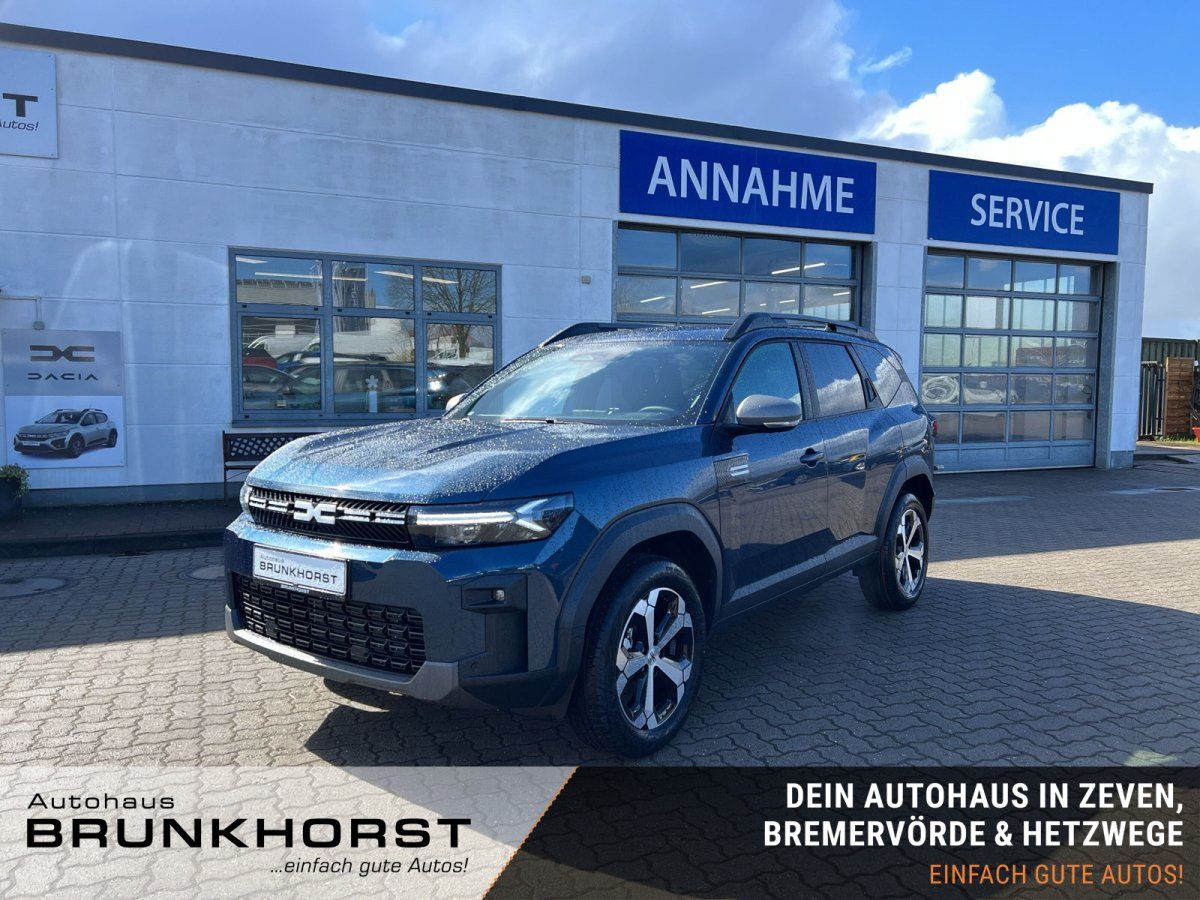 Dacia SUV in blau im Autohaus Showroom - Seitenansicht mit modernem Design
