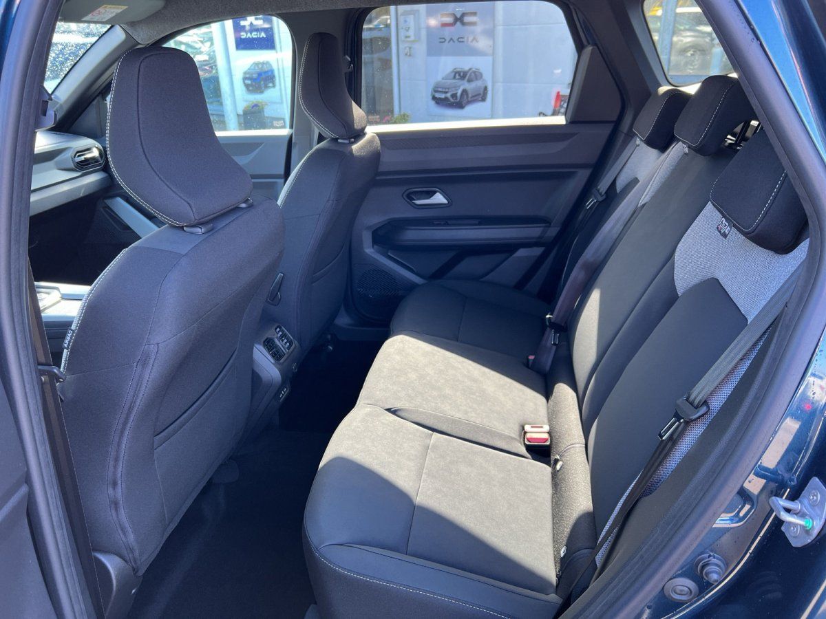 Fahrzeug Rücksitzbank Innenraum mit grauen Sitzen und Sicherheitsgurten