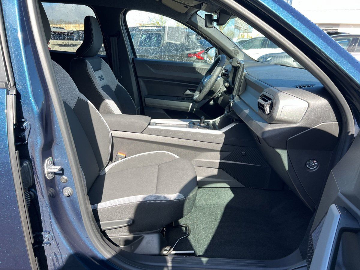 PKW Innenraum Beifahrerseite mit Sitzen, Armaturenbrett und offener Tür