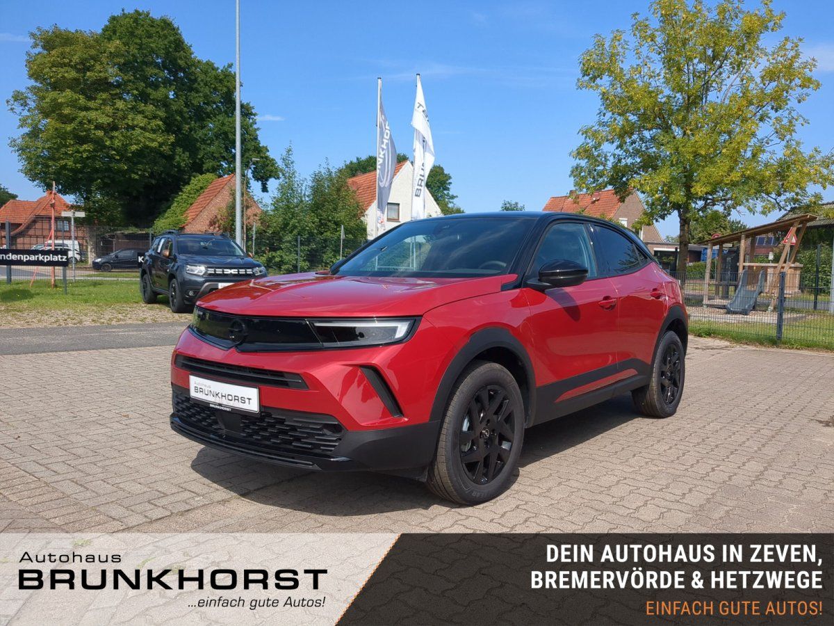 Roter Opel Mokka SUV im Autohaus Brunkhorst Showroom, schwarze Felgen und Dachleiste