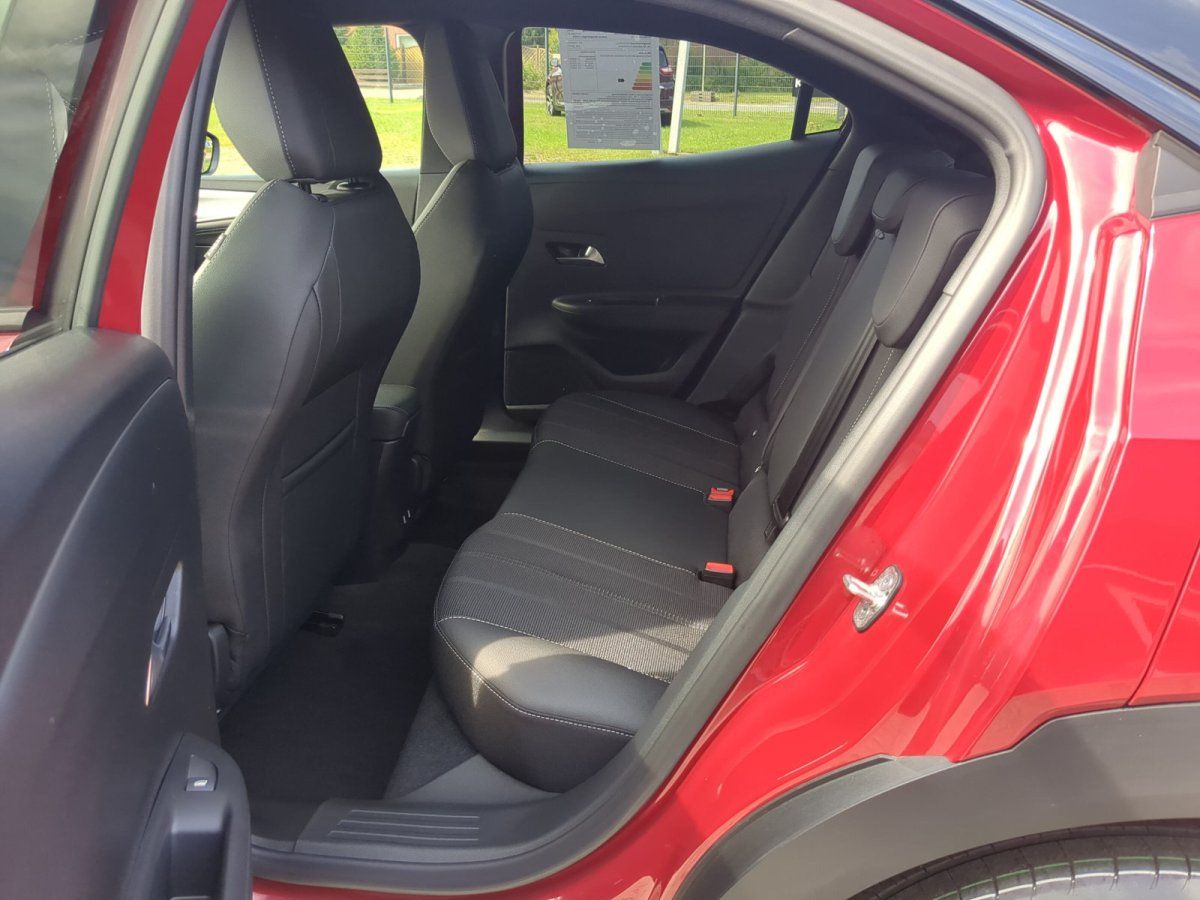 Rotes SUV Innenraum Rücksitzbank mit schwarzem Leder in Autohaus