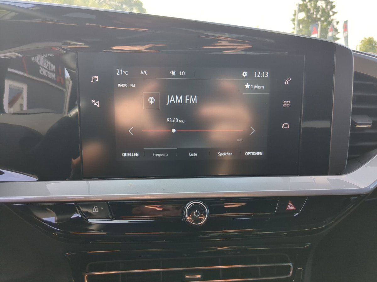 Opel Fahrzeug Innenraum mit Infotainment-Display JAM FM Radio im Autohaus