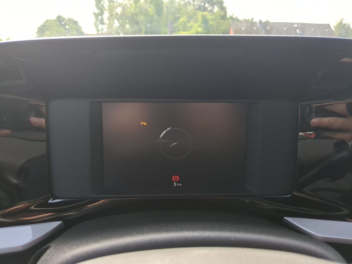 Opel Fahrzeug Innenraum Kombiinstrument digitales Display mit 3 km Kilometerstand im Autohaus
