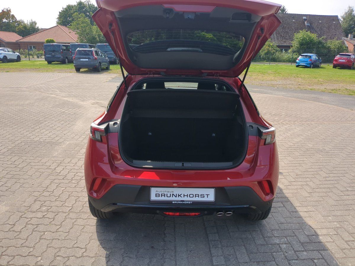 Roter Opel Mokka Heckansicht mit geöffneter Heckklappe im Autohaus Brunkhorst