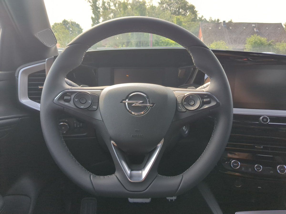 Opel Innenraum Lenkrad mit Opel-Logo und Multifunktionstasten im Autohaus