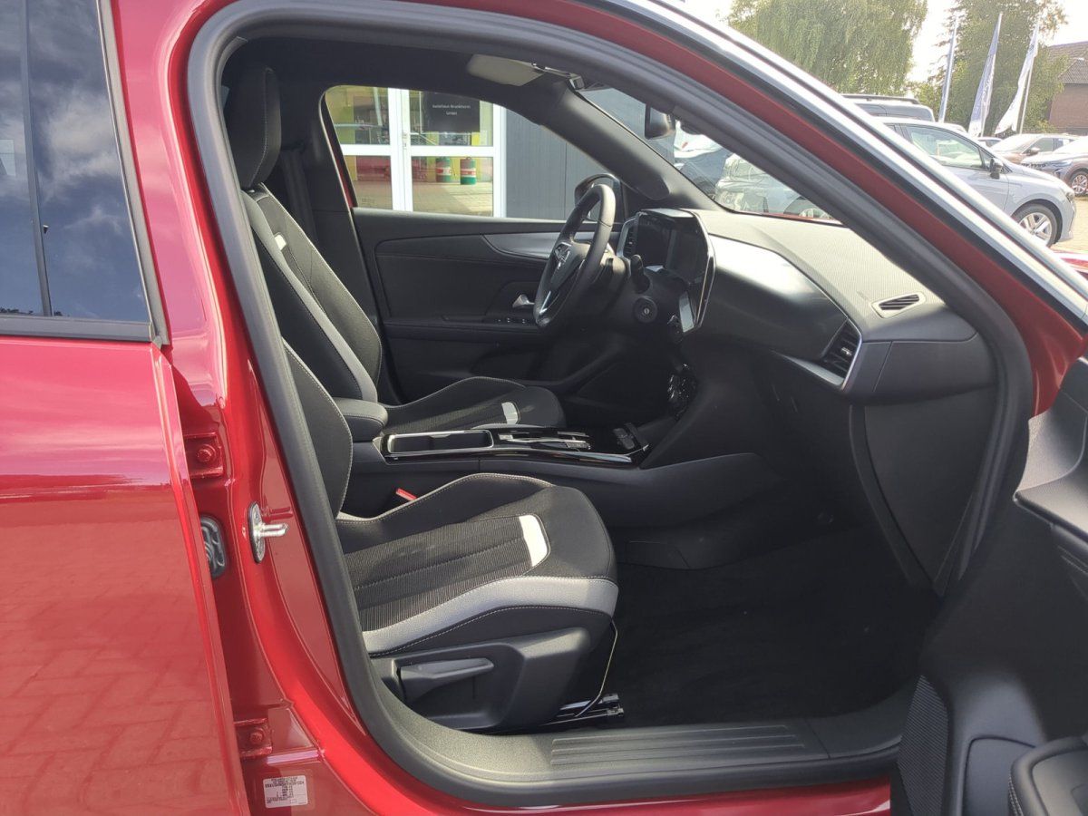 Roter SUV Innenraum mit schwarzen Sportsitzen und modernem Cockpit