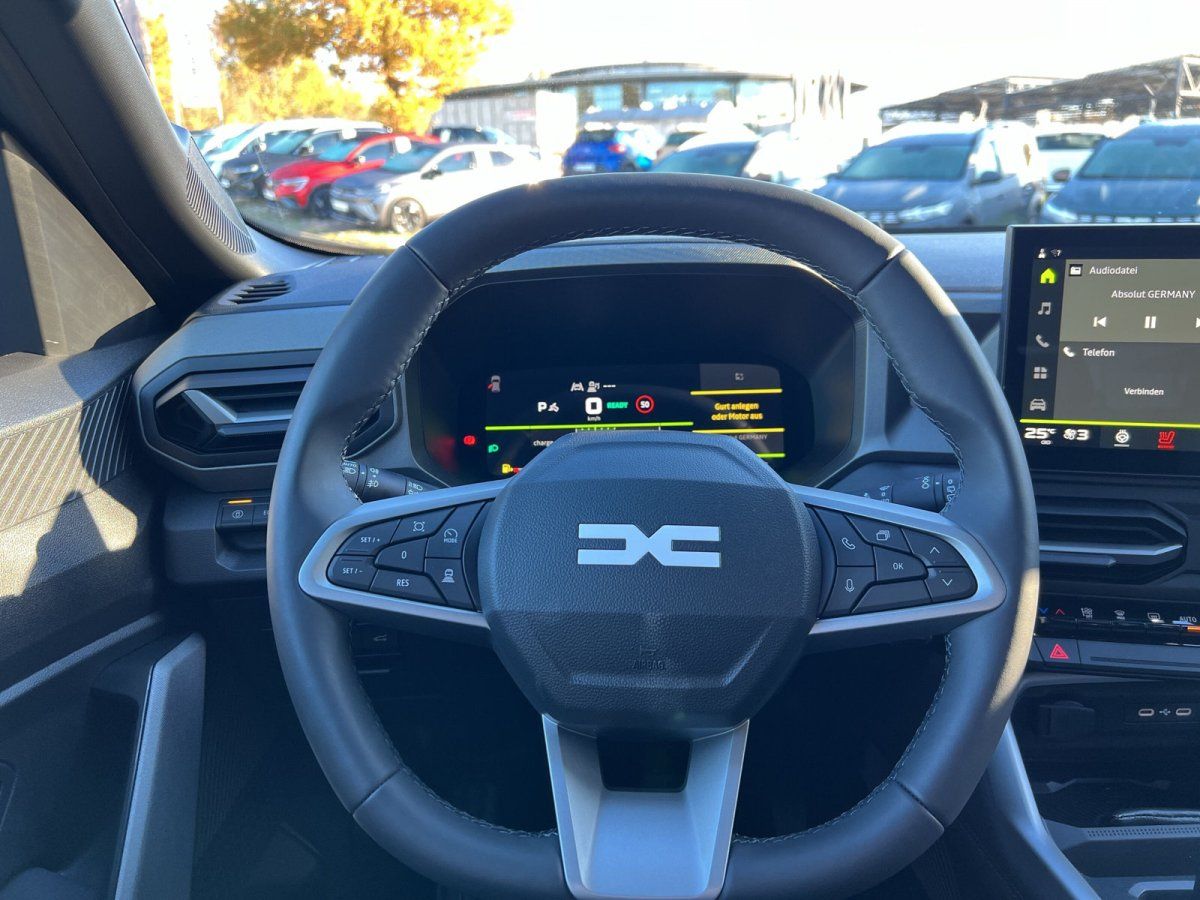 Auto Armaturenbrett mit digitalem Display, Lenkrad und Infotainment-System Nahaufnahme