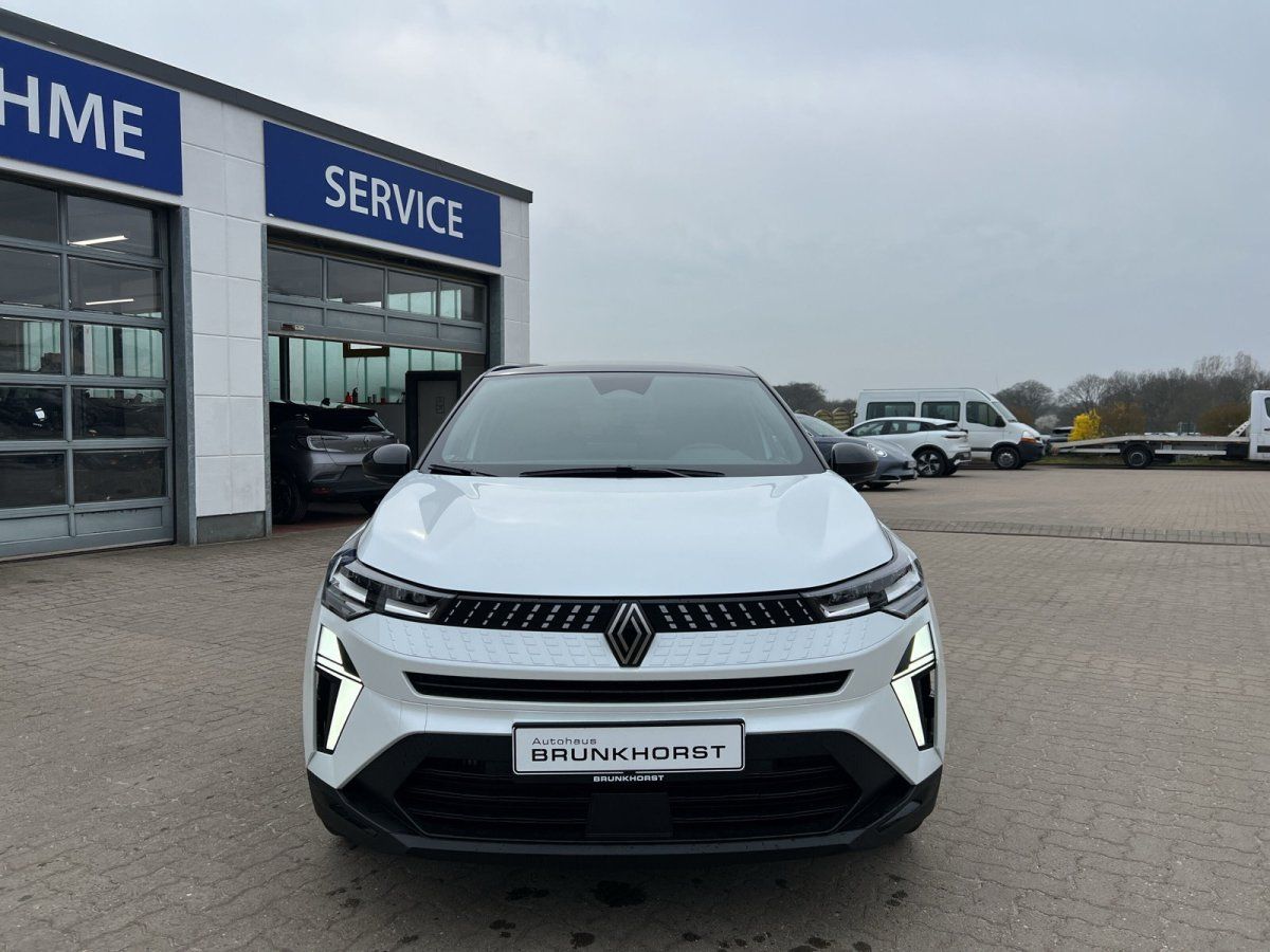 Renault Captur Elektro-SUV weiß - Frontansicht im modernen Autohaus Showroom