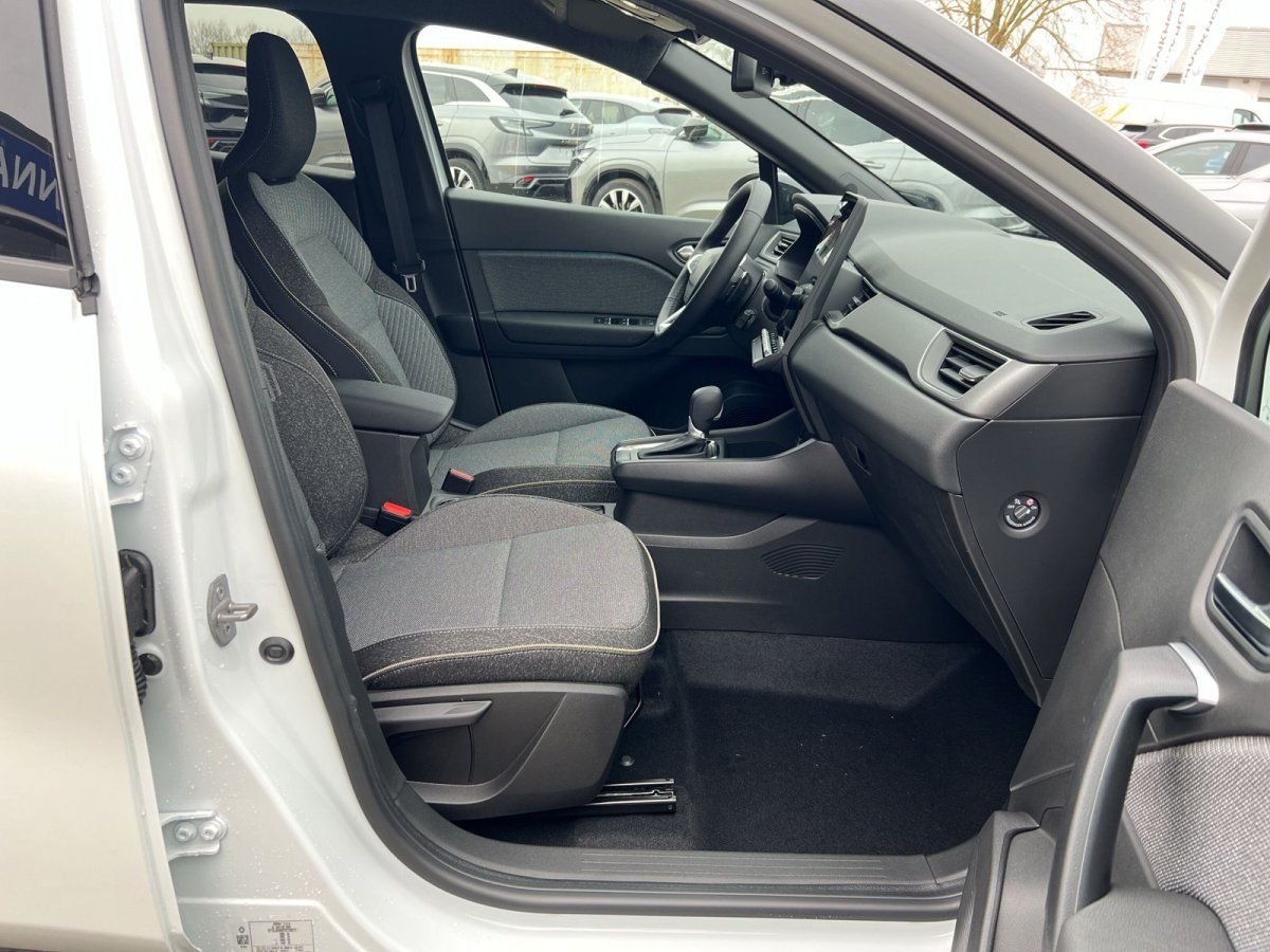 Renault Beifahrerseite Innenraum mit grauen Sitzen und Armaturenbrett, Seitenansicht