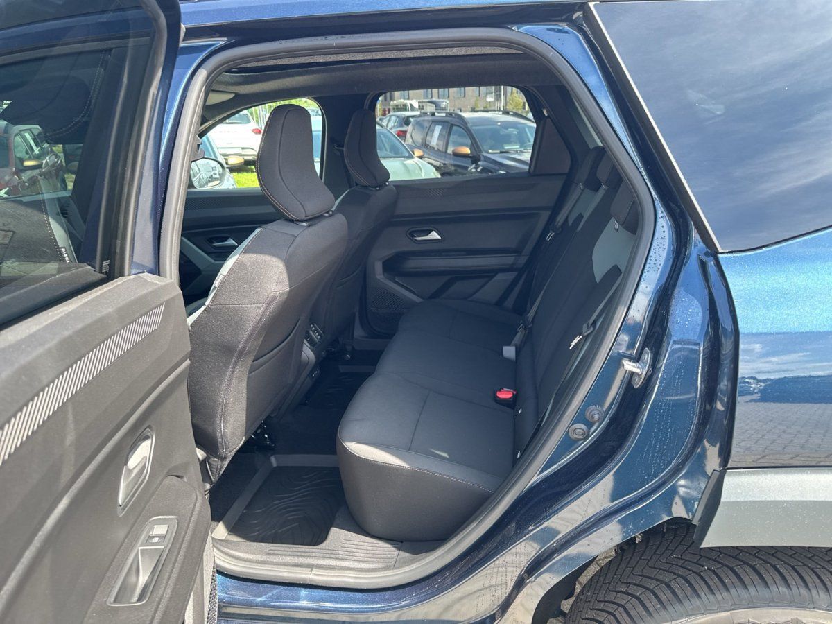 Blauer SUV Innenraum Rücksitzbank mit schwarzen Ledersitzen im Autohaus