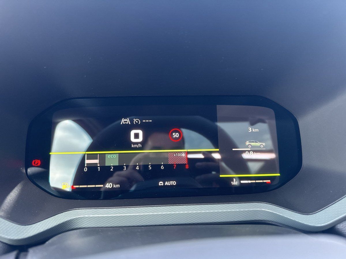 Volkswagen Innenraum-Cockpit mit digitalem Kombiinstrument in VW Autohaus Showroom