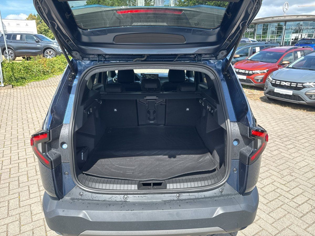 Blauer SUV Kofferraum geöffnet im Autohaus – geräumiger Laderaum mit umgeklappten Rücksitzen