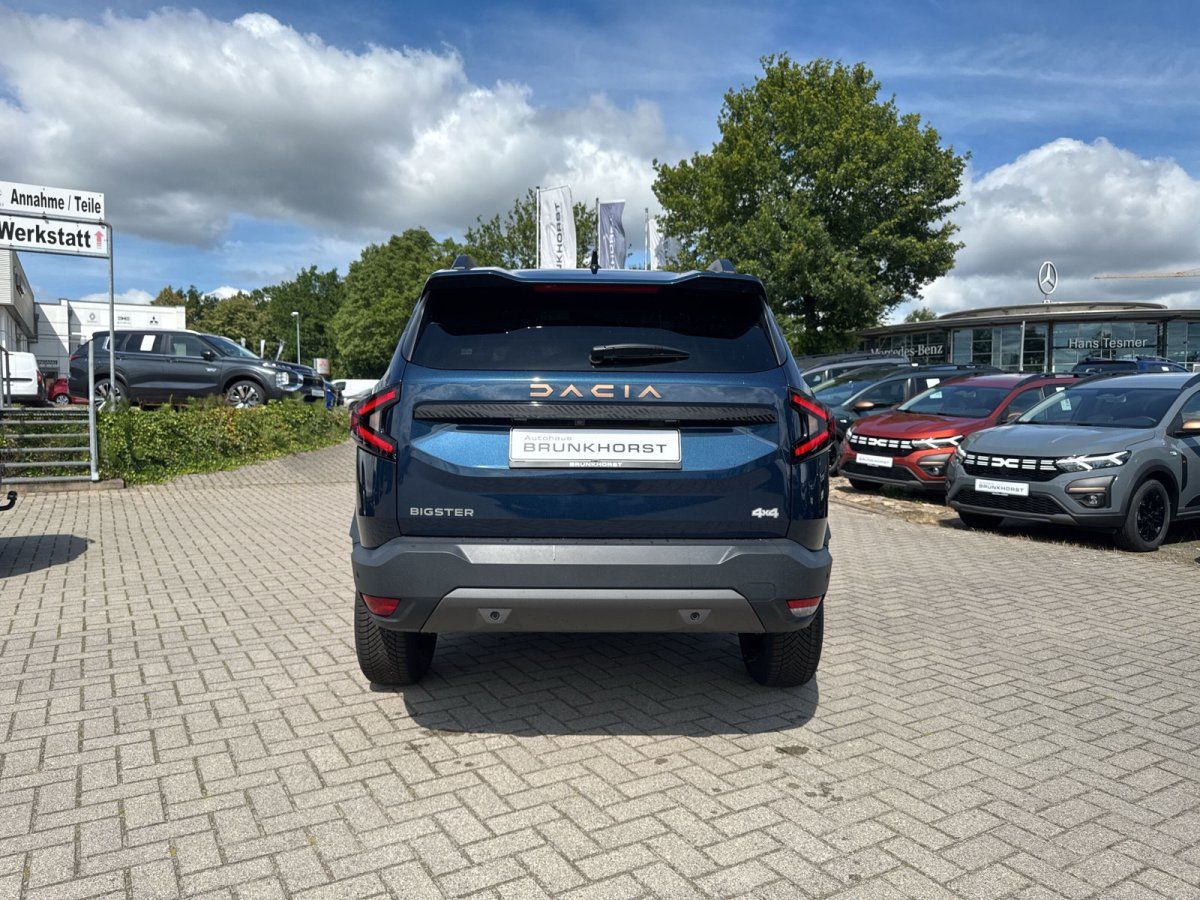 Dacia Bigster 4x4 in Dunkelblau – Heckansicht im Autohaus Brunkhorst Showroom