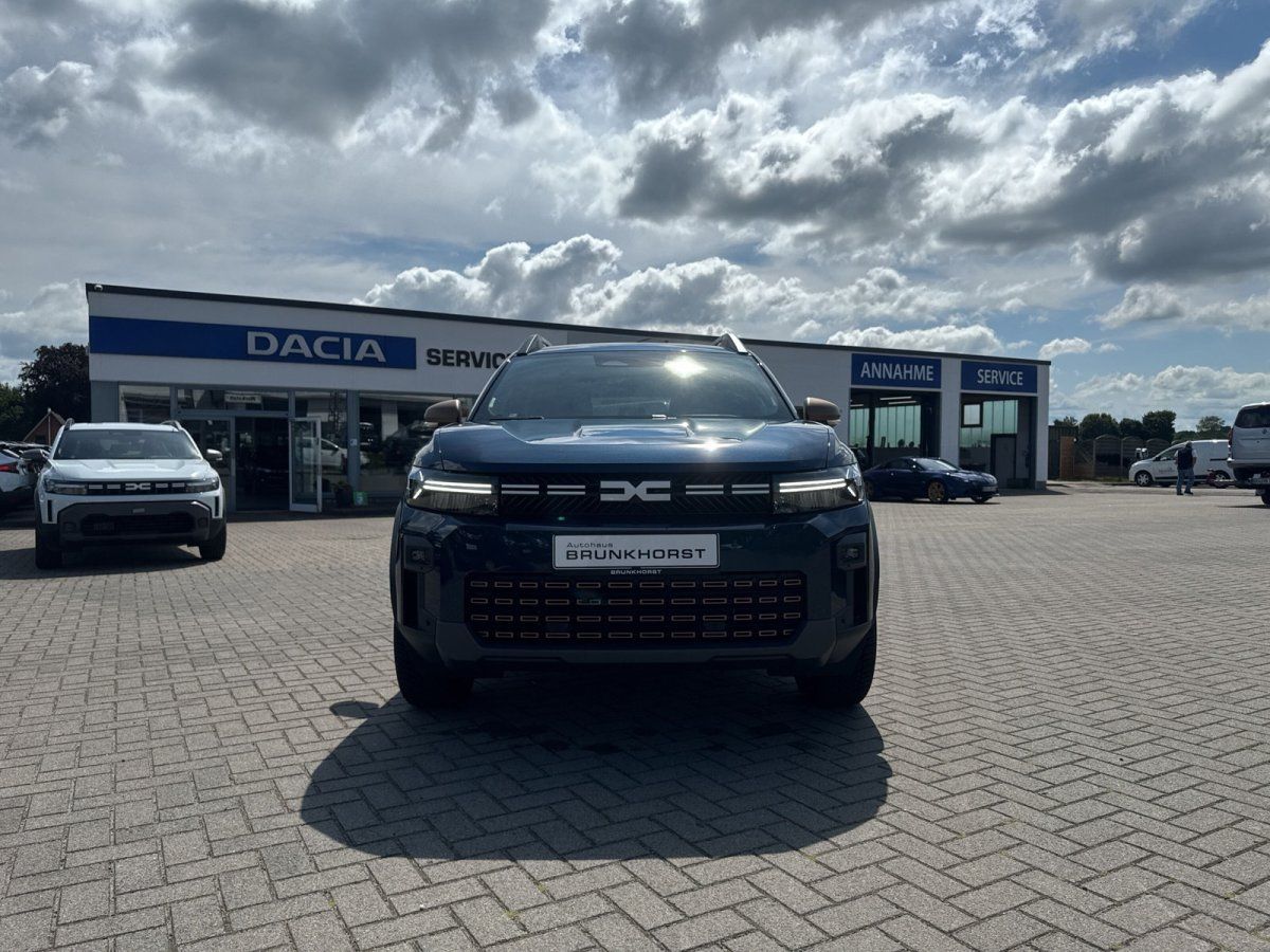 Dacia Duster SUV in Dunkelblau Frontansicht im Autohaus Brunkhorst Showroom