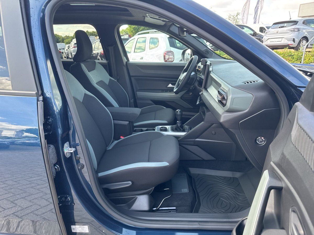 Volkswagen Innenraum mit schwarzen Sportsitzen und grauem Dekor im Autohaus