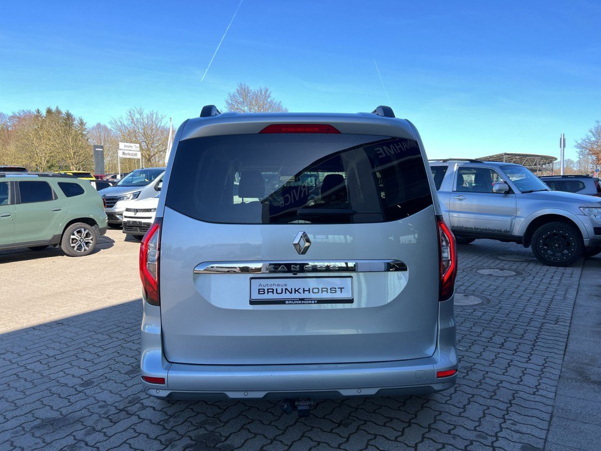 Renault Kangoo Heckansicht silber mit Anhängerkupplung im Autohaus
