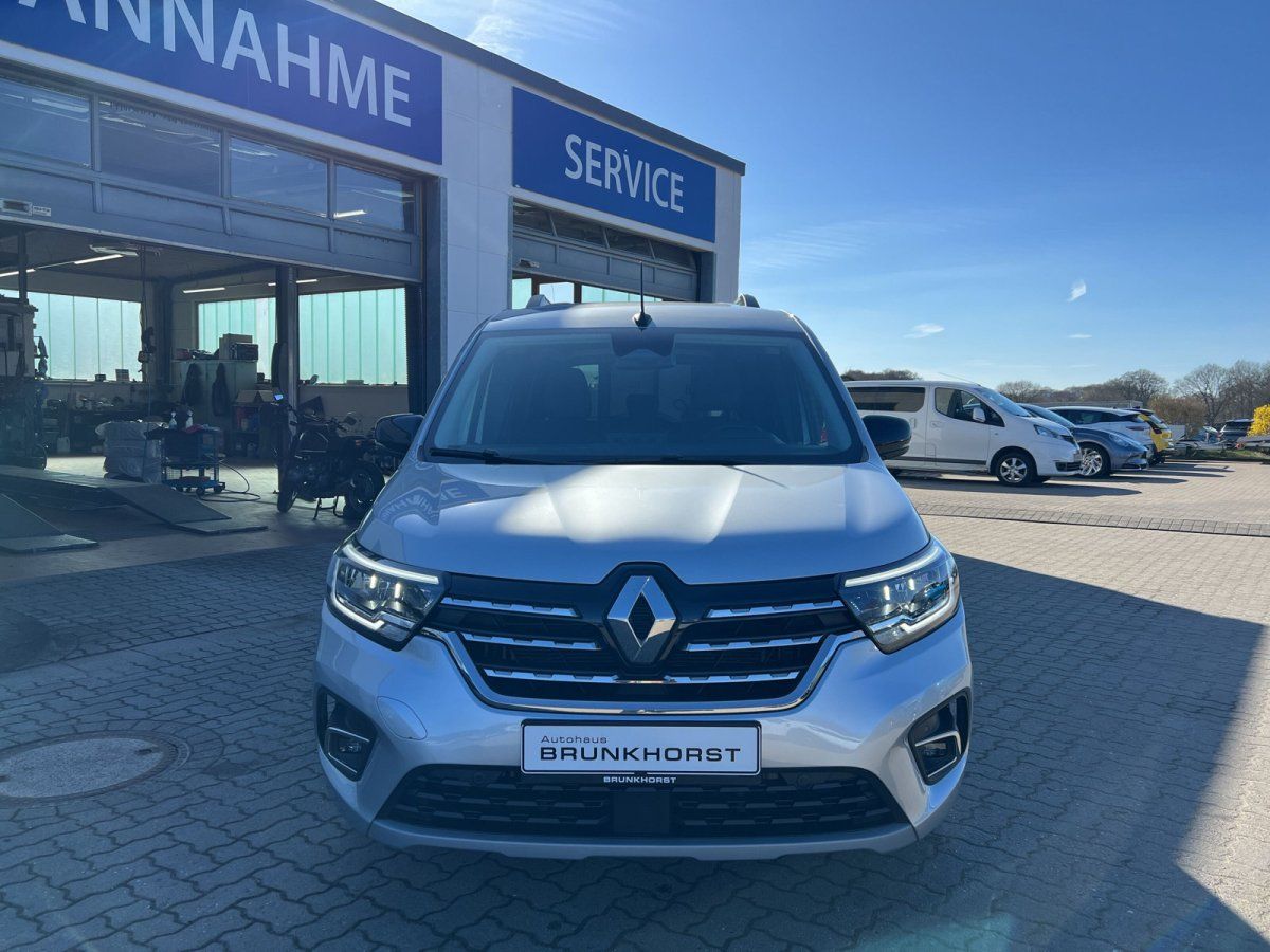 Renault Kangoo Frontansicht silber im Autohaus-Showroom