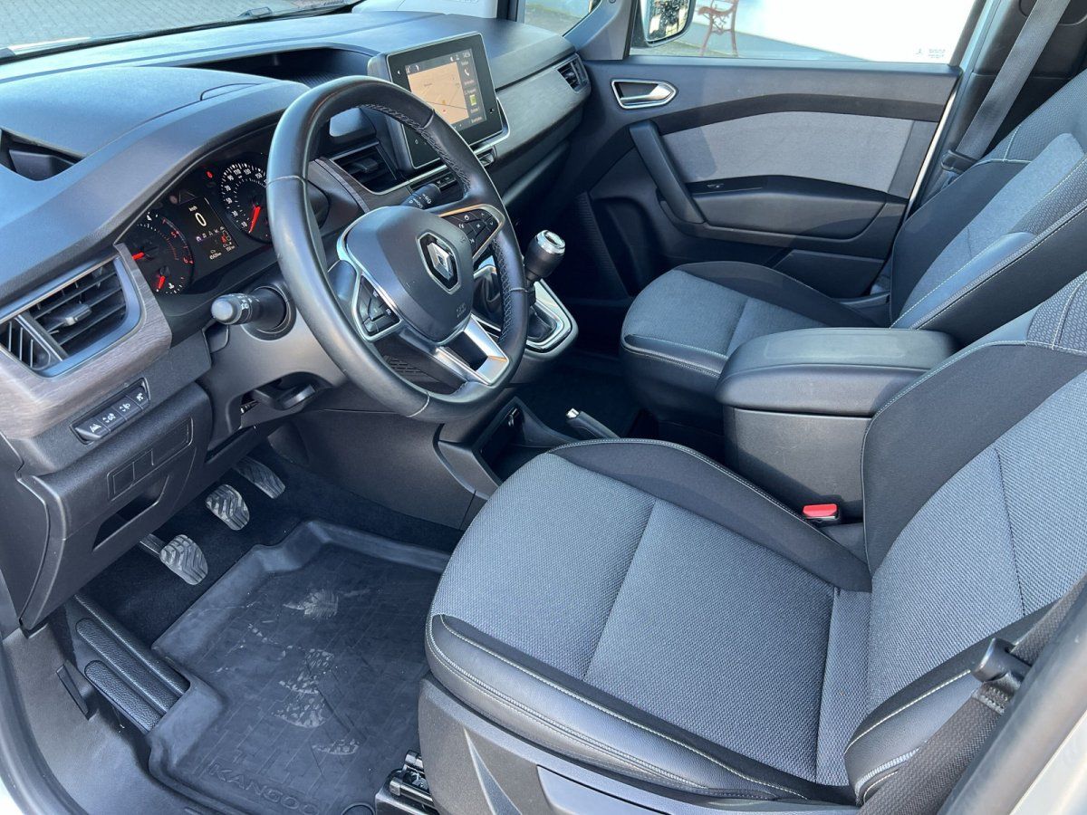 Renault Kangoo Innenraum mit Cockpit und grauer Ausstattung