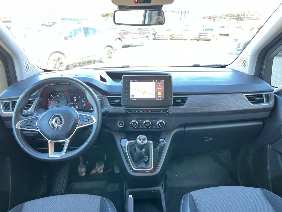 Renault Fahrzeug Innenraum mit Lenkrad, Armaturenbrett und Navigationssystem im Autohaus