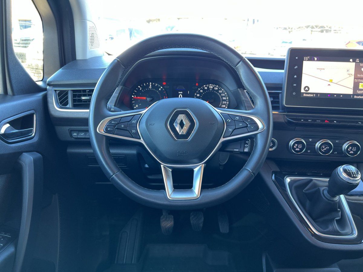 Renault Cockpit mit Multifunktionslenkrad, Tacho und Touchscreen-Display im Fahrzeuginnenraum